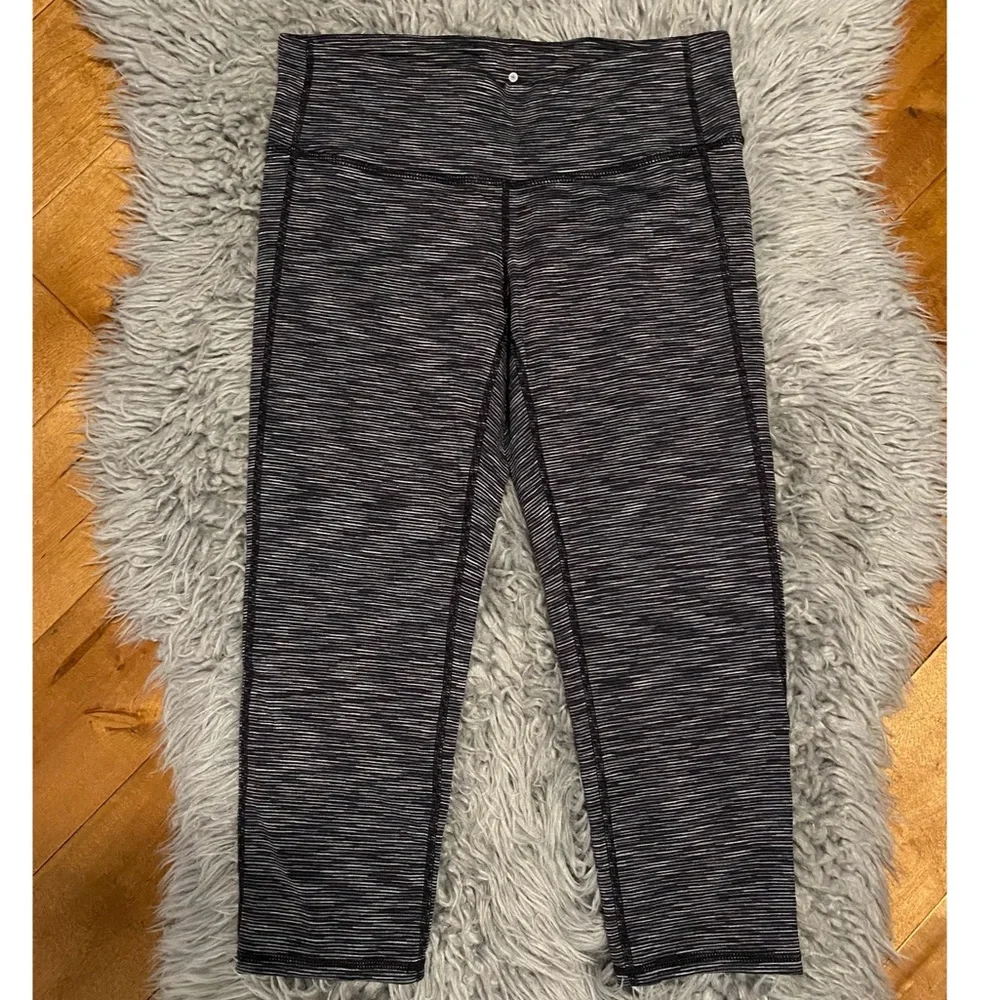 ATHLETA Energy Chaturang Capri Leggings Space Dye Black and Gray Size Small